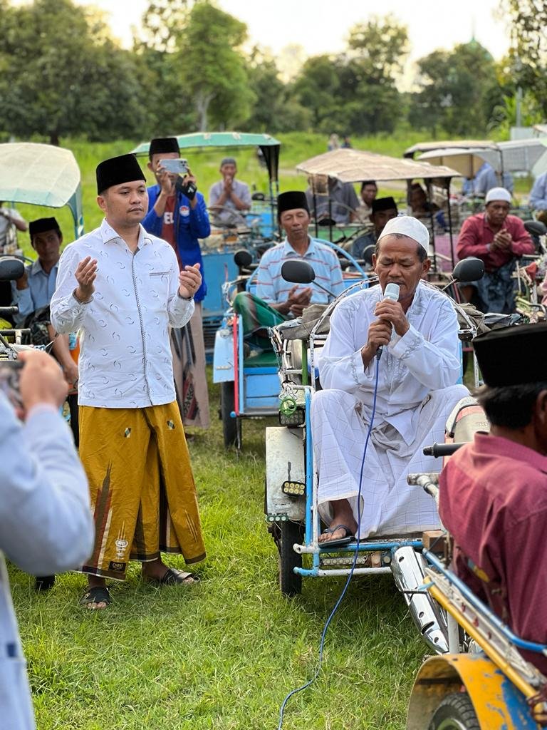 Doa Tulus Ratusan Tukang Becak untuk Slamet AriyadiD 2 Doa Tulus Ratusan Tukang Becak untuk Slamet AriyadiD