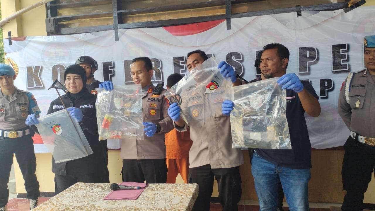 Kapolres Sumenep AKBP Edo Satya Kentriko menunjukkan barang bukti saat konferensi pers, Jumat (12/5). Sumber foto: Istimewa.