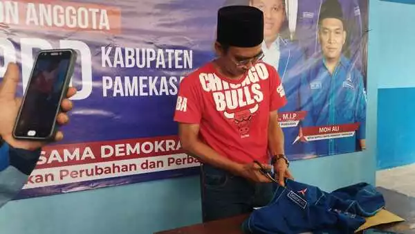 Kecewa, Kader Demokrat Gunting Seragam Pilih Keluar dari Partai