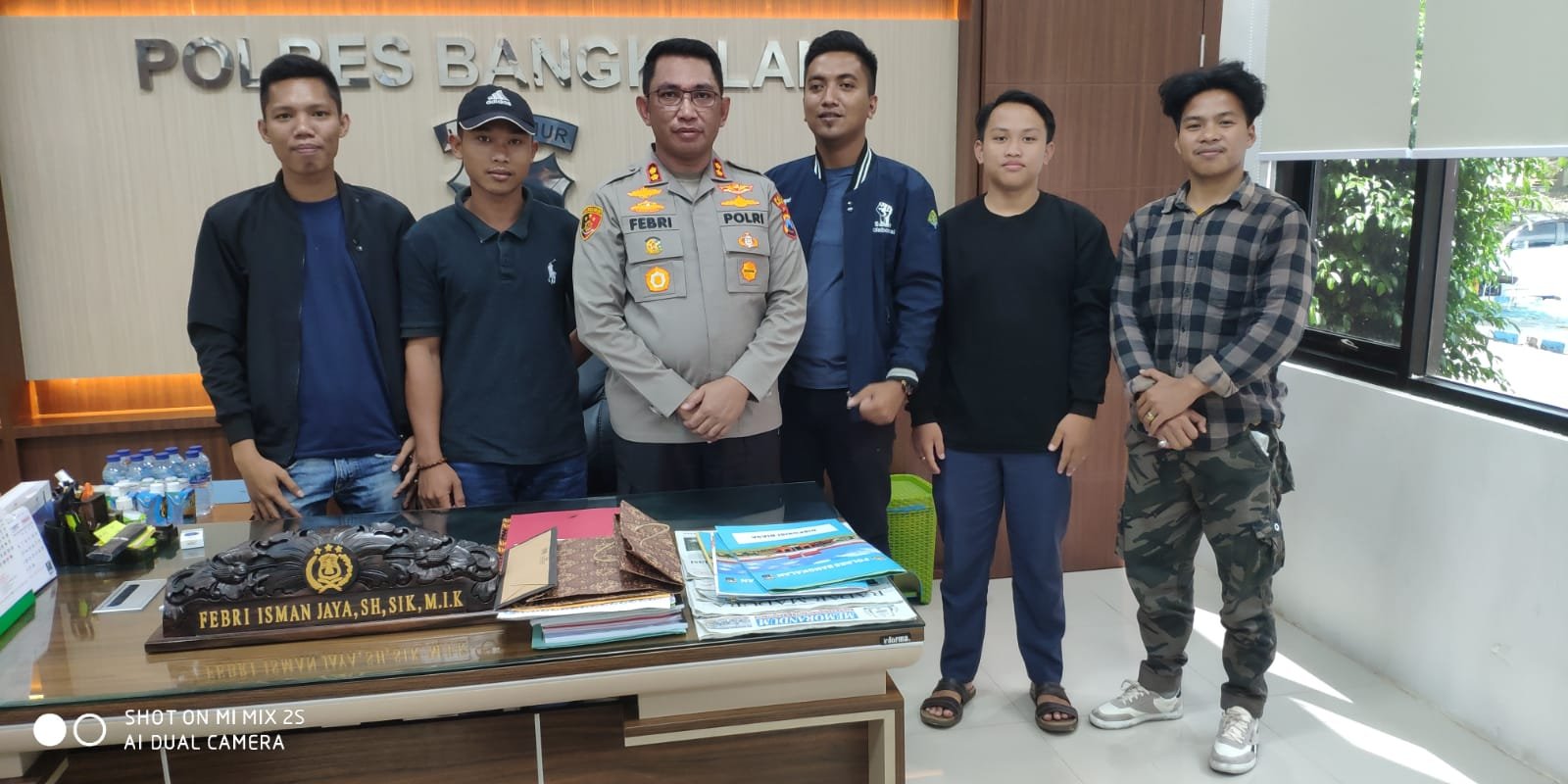 Aliansi Mahasiswa dan Pemuda Kelbung, bersama Kapolres Bangkalan, AKBP Febri Isman Jaya.