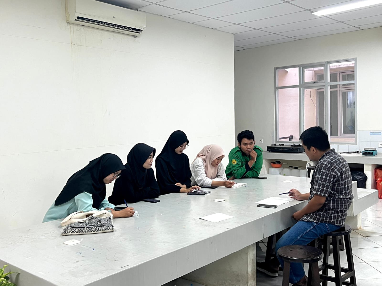 Bimbingan teknis pelaksanaan penelitian tim PKM-RE UTM. Sumber foto: Suci