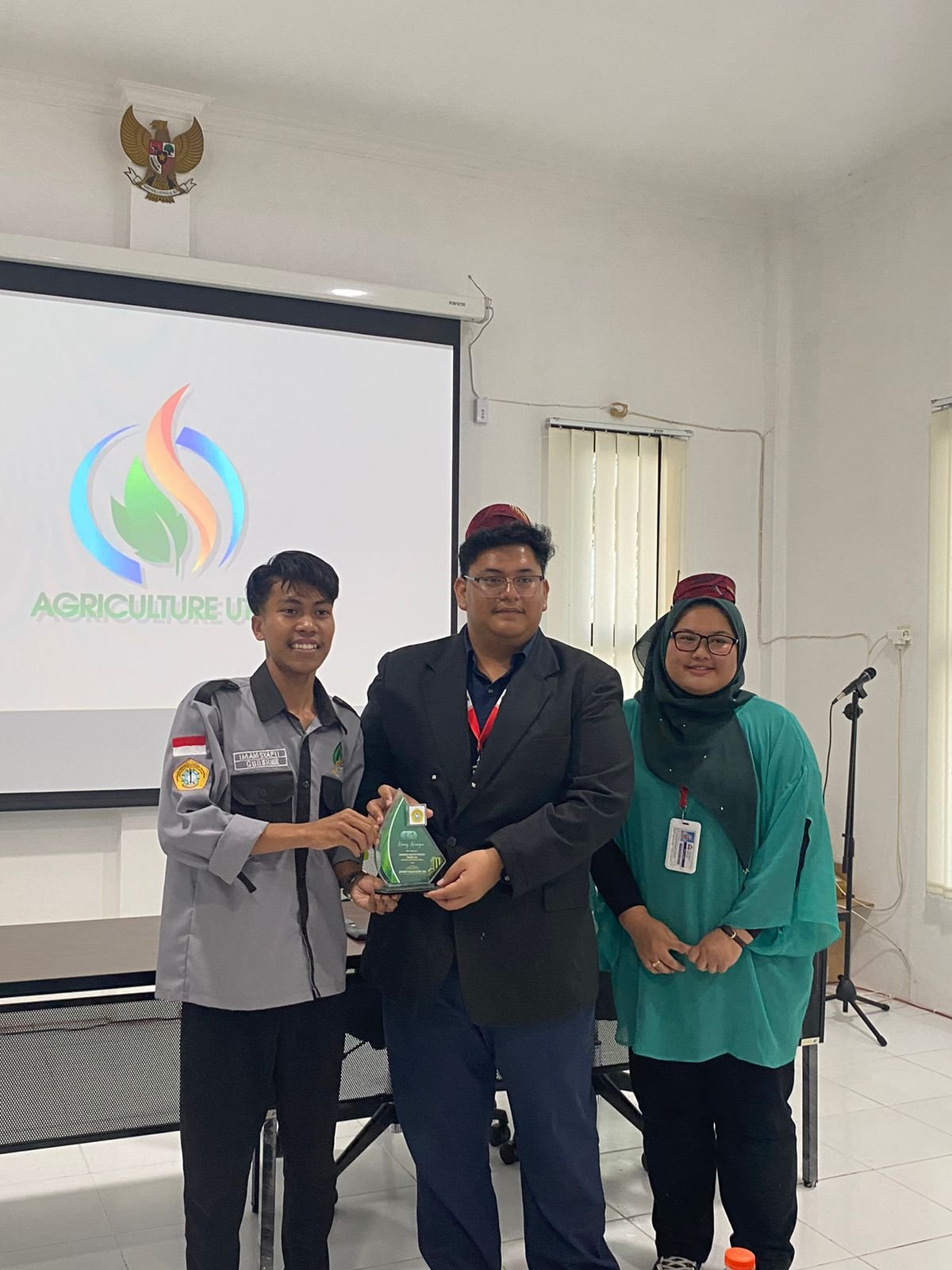 Ketua Badan Eksekutif Mahasiswa Pertanian Imam Syafi'i memberikan cendera mata kepada Presiden mahasiswa UCB Sembayu Asril.