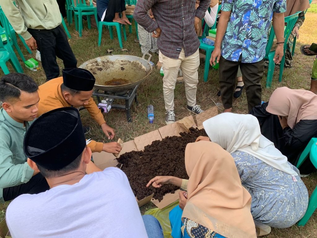 Kolaborasi dengan STAI MUAFI SAMPANG, DPP IMAN Sukses Gelar Pelatihan Pembuatan Biskuit Ternak 2 Peserta pelatihan melakukan praktik langsung pembuatan biskuit ternak Urea Molasses Block (UMB).