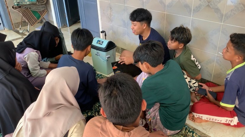 Mahasiswa UTM melakukan Pembelajaran dan Pengenalan Teknologi kepada siswa/siswi di di Desa Palasa, Kecamatan Talango, Sumenep. Sumber foto: Deni
