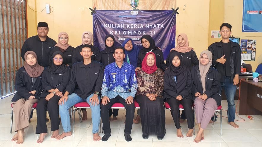 Mahasiswa Pengabdian Masyarakat UTM Manfaatkan Limbah Sekam Jadi Media Tanam di Desa Tanah Merah Sampang