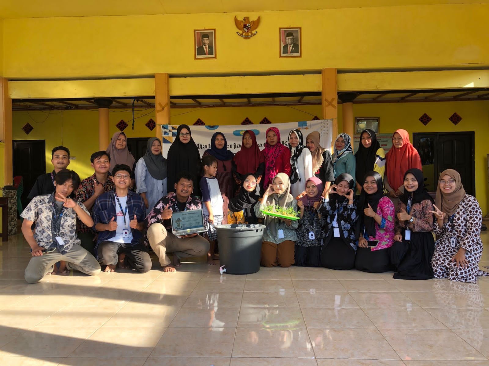 Mahasiswa KKN-T 61 UTM Adakan Pelatihan Pengolahan Limbah Organik dan Budikdamber di Desa Kebundadap Timur