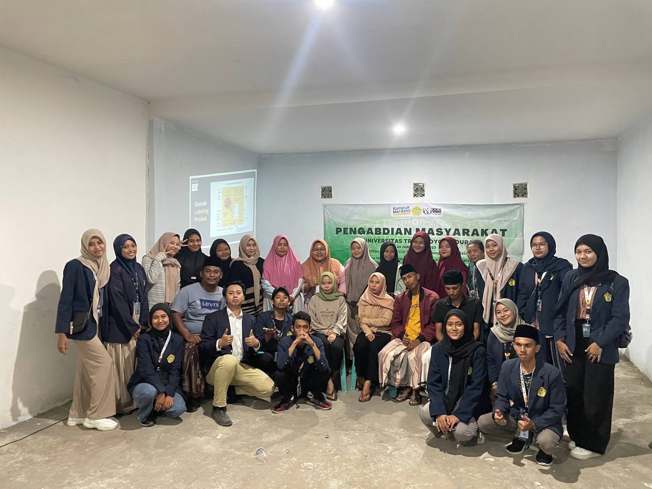 Anggota Pengabdian Masyarakat kelompok 5 Universitas Trunojoyo Madura bersama Pelaku UMKM dan Ketua Bumdes Bira Tengah Kec Sokobanah Kab Sampang. Sumber foto: Arin