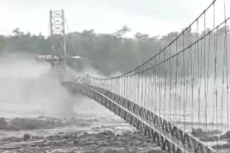 Jembatan Penghubung Lumajang-Malang Putus Diterjang Banjir Lahar Semeru