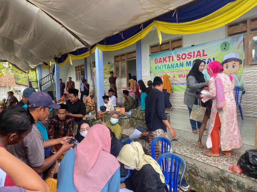 Antusias masyarakat di Desa Ketapang Laok dalam mengikuti khitanan massal. Sumber foto: Faris