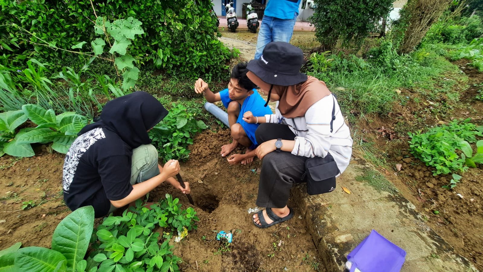 Pembuatan lubang resapan biopori oleh mahasiswa UTM. Foto/Anisa for SR.id
