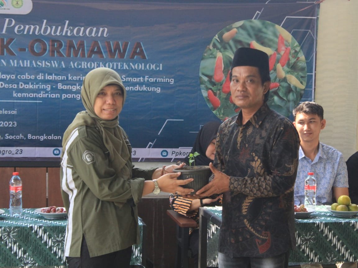 Pembukaan kegiatan PPK-O Himagrotek 2023 secara simbolis oleh Koordinator Program Studi Agroekoteknologi UTM, Kepada Kepala Desa Dakiring. Sumber foto: Intan