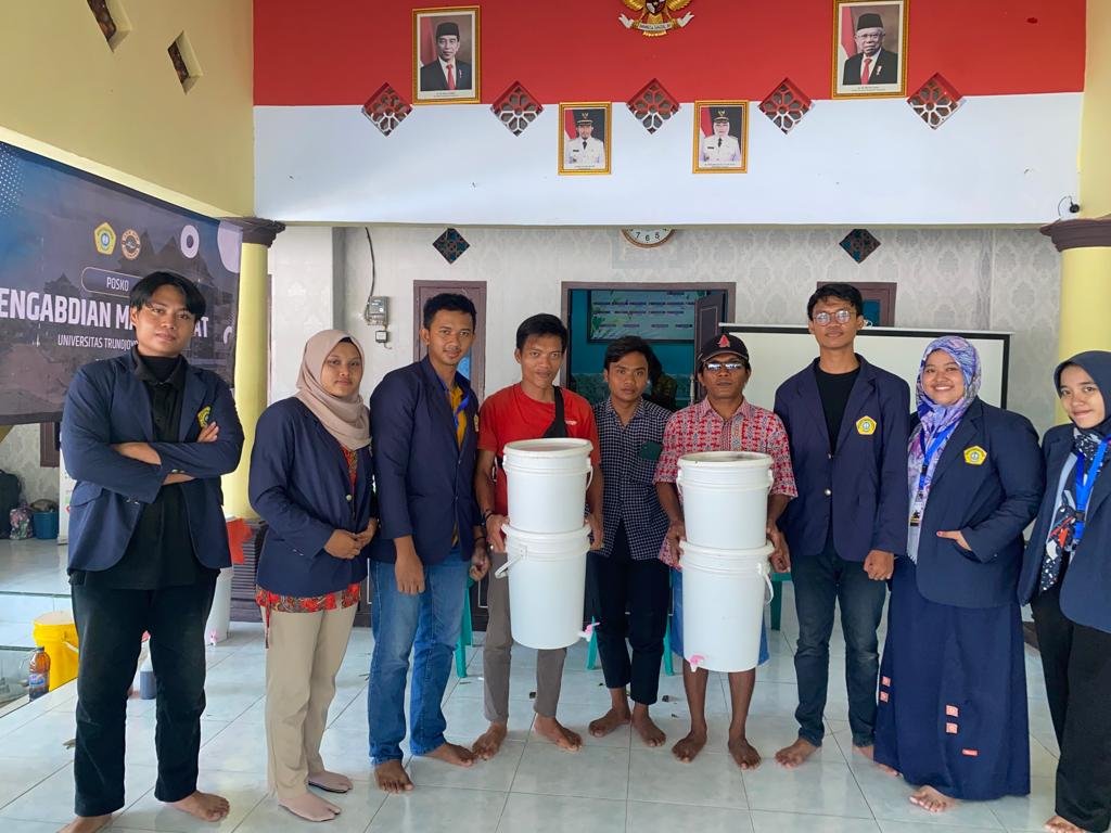 Tim Pengabdian Masyarakat UTM Berhasil Ciptakan Alat Pengomposan Sampah Organik Jadi Pupuk 2 Tim Pengabdian Masyarakat UTM Berhasil Ciptakan Alat Pengomposan Sampah Organik Jadi Pupuk