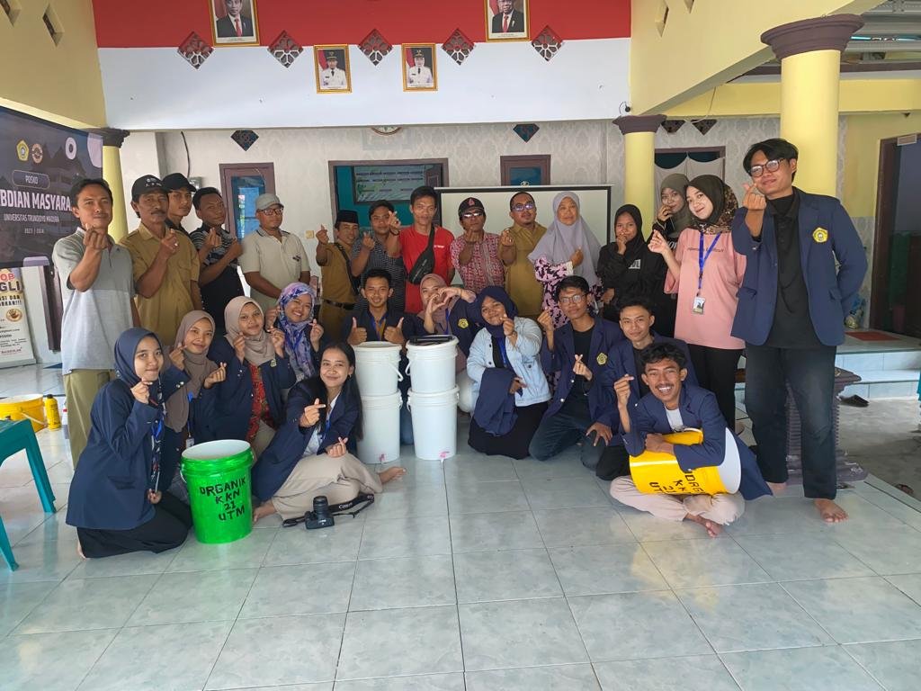 Mahasiswa Pengabdian Masyarakat UTM Bersama warga.