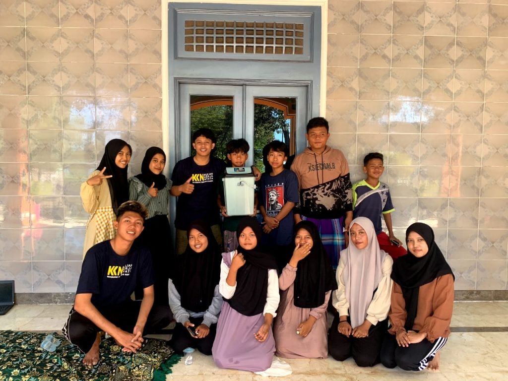Inovatif! Pengabdian KKN T 60 UTM Membuat Tempat Sampah Otomatis Berbasis Arduino Nano