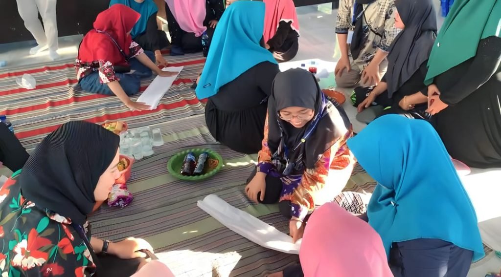 Inspiratif! Pengabdian Masyarakat Kelompok 65 UTM Gelar Pelatihan Membatik Sibori di Desa Bluto