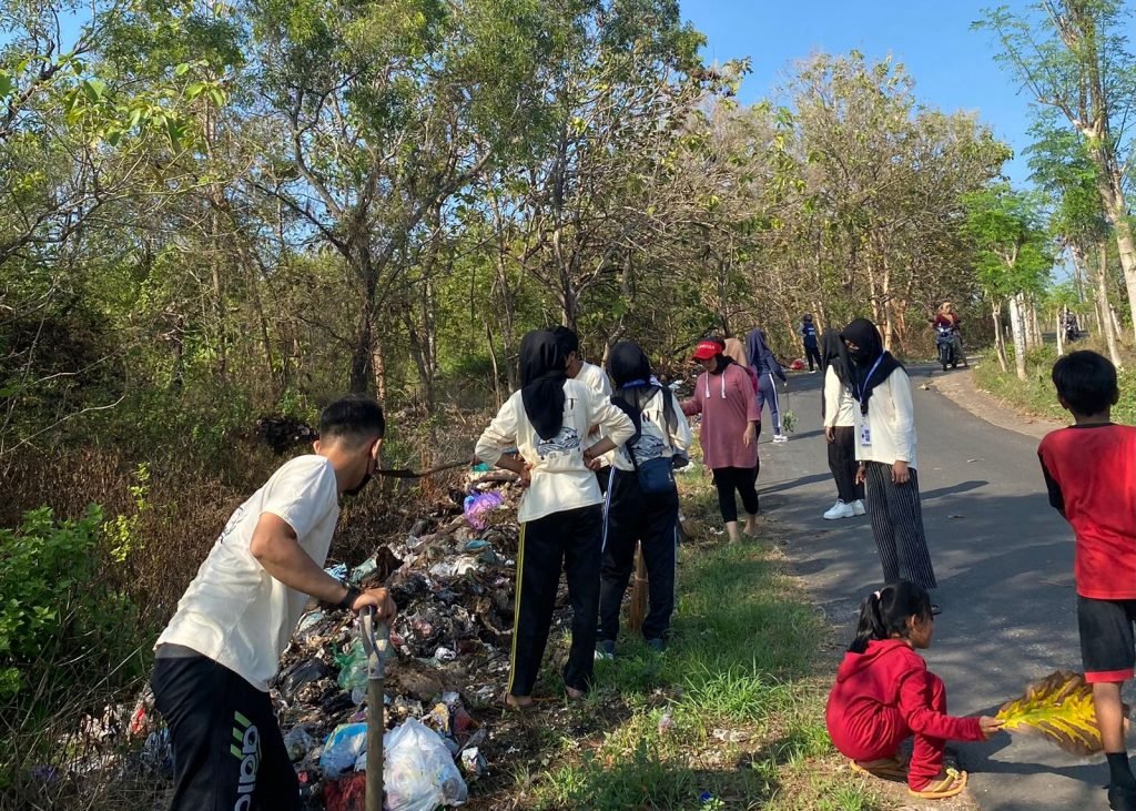 Budayakan Hidup Sehat, Mahasiswa KKN-T 03 UTM Adakan Senam Sehat dan Bersih Lingkungan di Desa Sokobanah Daya 2 Budayakan Hidup Sehat, Mahasiswa KKN-T 03 UTM Adakan Senam Sehat dan Bersih Lingkungan di Desa Sokobanah Daya