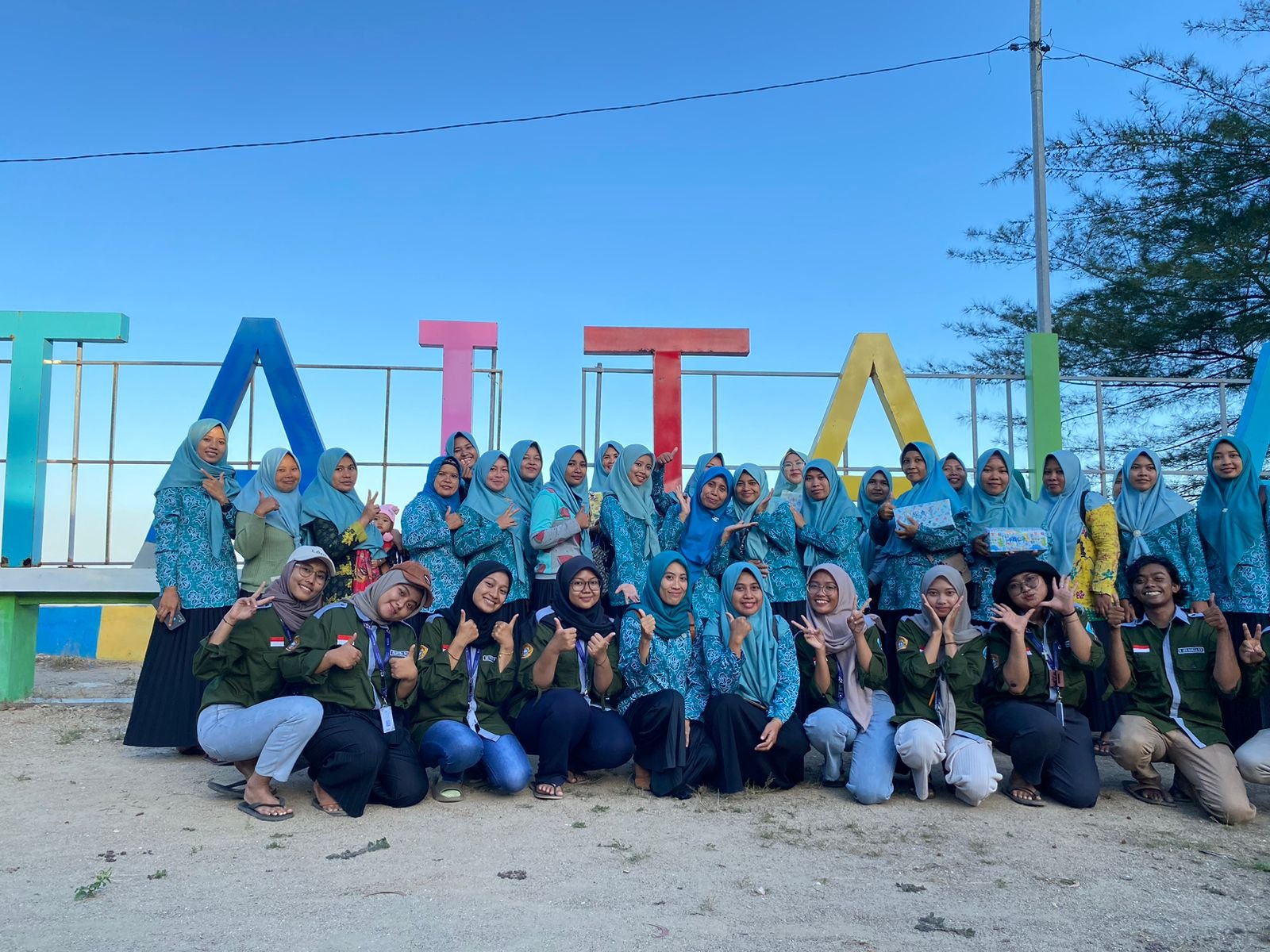 Bangun Kekompakan, KKN-T 41 UTM Adakan Funday Bersama Anggota PKK di Pantai Talang Siring