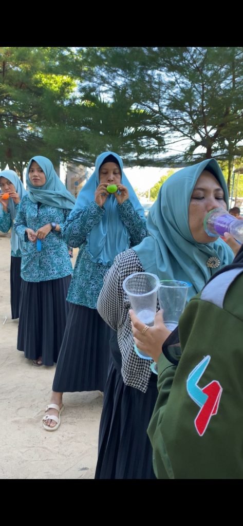 Bangun Kekompakan, KKN-T 41 UTM Adakan Funday Bersama Anggota PKK di Pantai Talang Siring