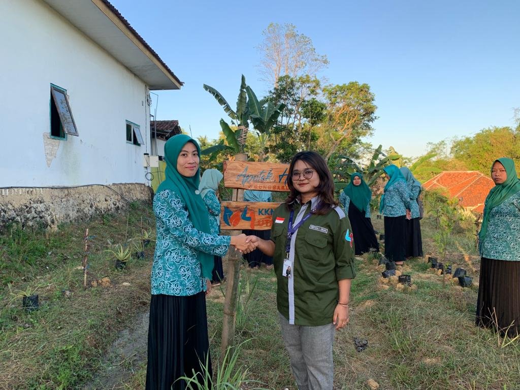 Pengabdian Masyarakat Kelompok 41 UTM, Aktifkan Kembali Apotek Hidup di Desa Bungbaruh 2 Pengabdian Masyarakat Kelompok 41 UTM, Aktifkan Kembali Apotek Hidup di Desa Bungbaruh