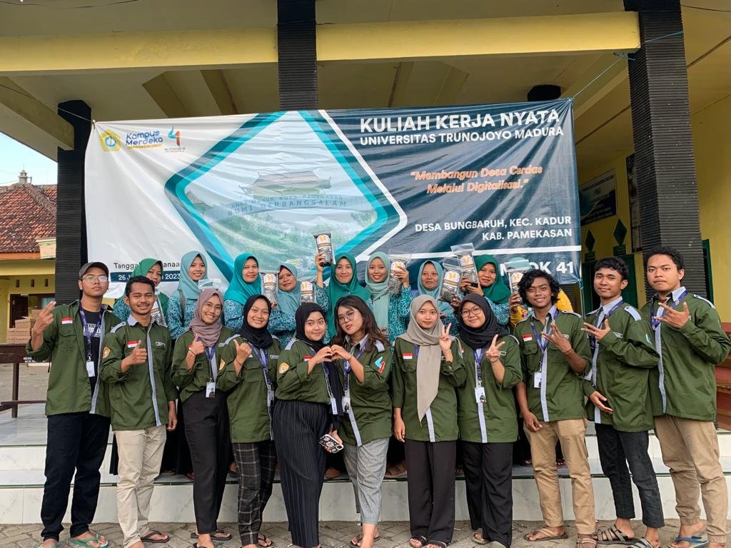 Tingkatkan Nilai Jual, Pengabdian Masyarakat Tim KKN 41 UTM 2023 Manfaatkan Limbah Sekam Padi Jadi Produk Pupuk Organik