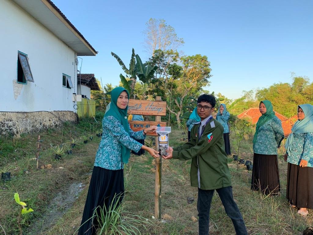 Tingkatkan Nilai Jual, Pengabdian Masyarakat Tim KKN 41 UTM 2023 Manfaatkan Limbah Sekam Padi Jadi Produk Pupuk Organik