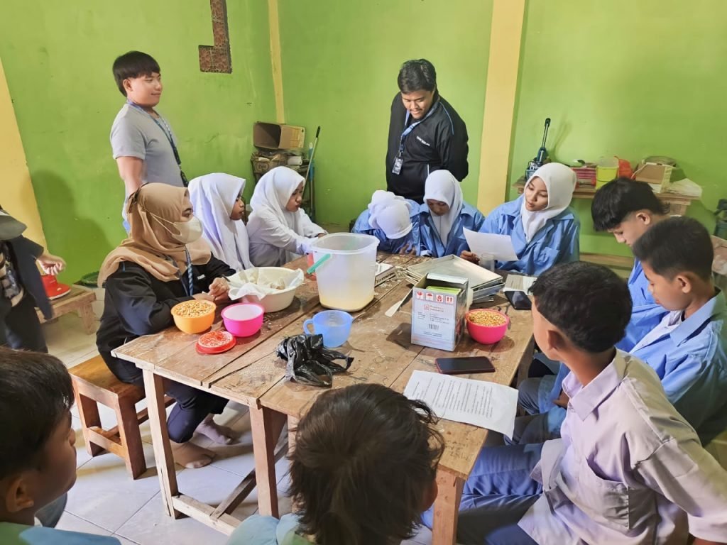Mahasiswa Pengabdian Masyarakat UTM Memberikan Praktik Pembuatan Pati Jagung, Pembelajaran Desain Grafis dan Strategi Marketing di SMK Nurul Anwar Desa Tanah Merah Sampang 2 Mahasiswa Pengabdian Masyarakat UTM Memberikan Praktik Pembuatan Pati Jagung, Pembelajaran Desain Grafis dan Strategi Marketing di SMK Nurul Anwar Desa Tanah Merah Sampang