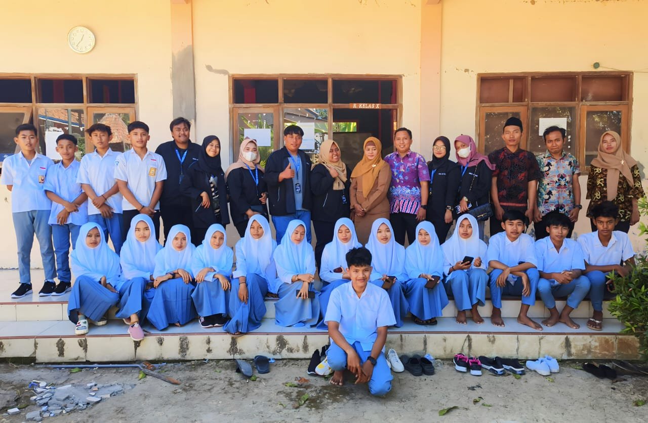 Mahasiswa Pengabdian Masyarakat UTM Memberikan Praktik Pembuatan Pati Jagung, Pembelajaran Desain Grafis dan Strategi Marketing di SMK Nurul Anwar Desa Tanah Merah Sampang