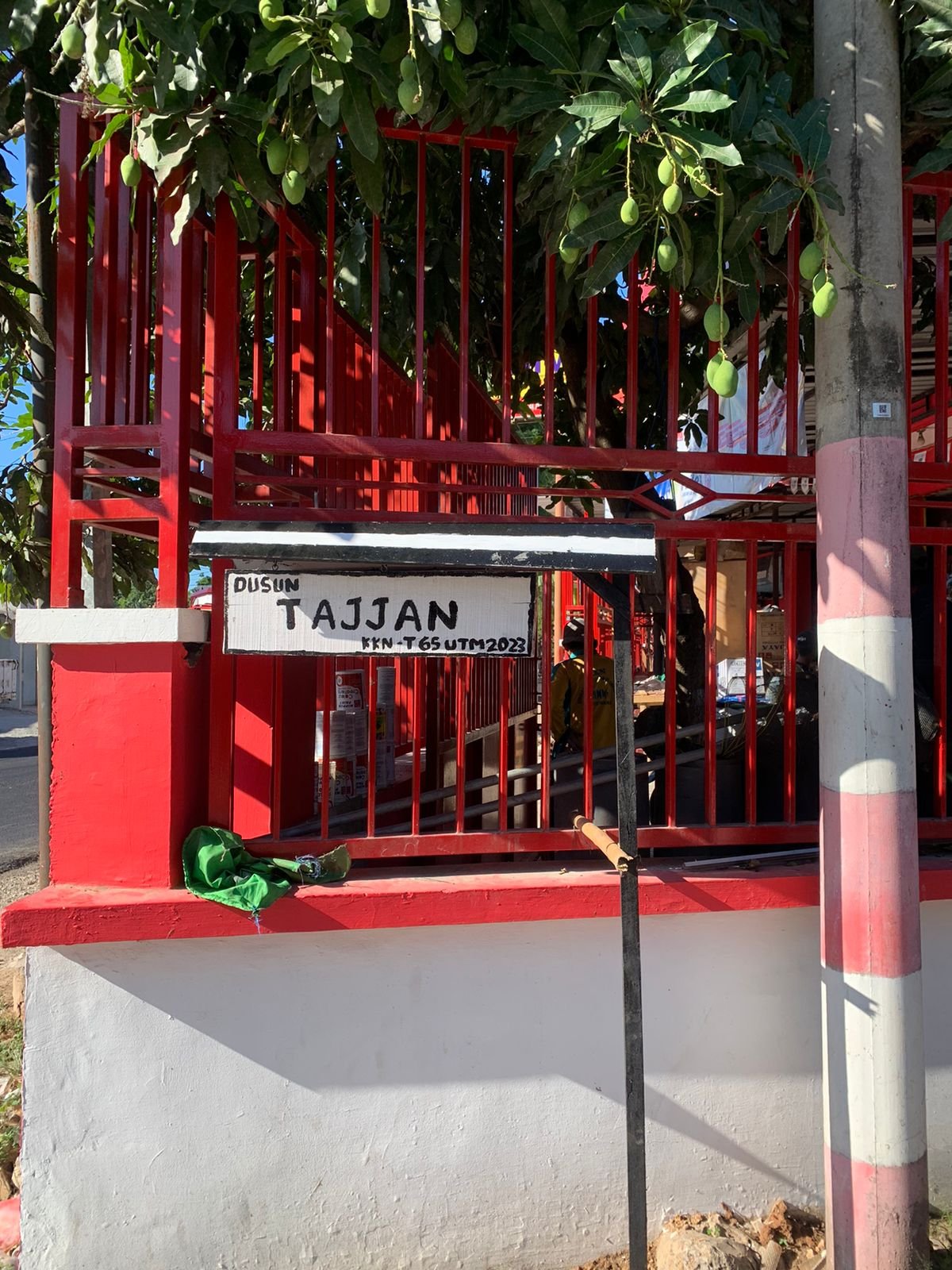 Mudahkan Masyarakat, Tim KKN-T 65 UTM Lakukan Pemasangan Papan Nama di Desa Buto