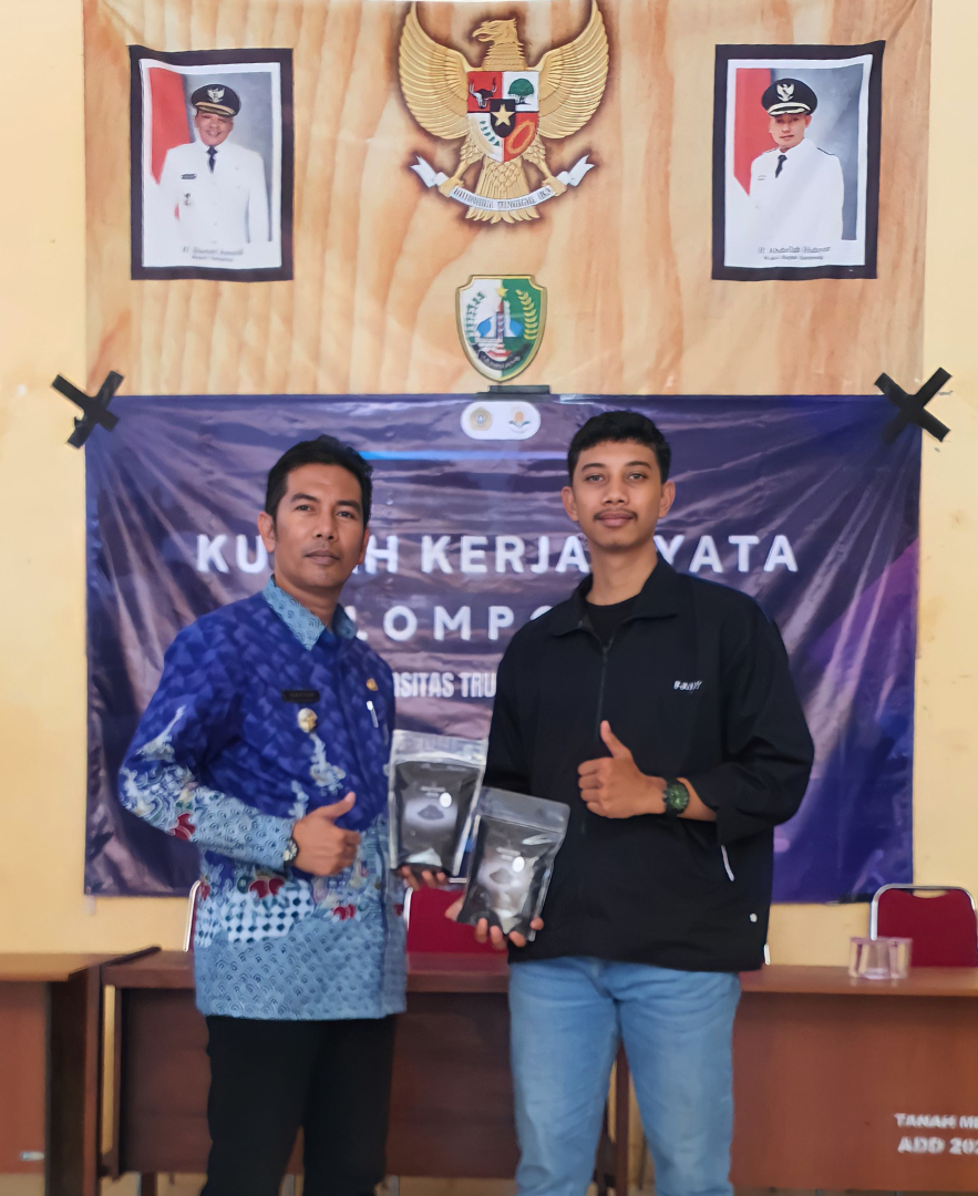 Mahasiswa Pengabdian Masyarakat UTM Manfaatkan Limbah Sekam Jadi Media Tanam di Desa Tanah Merah Sampang
