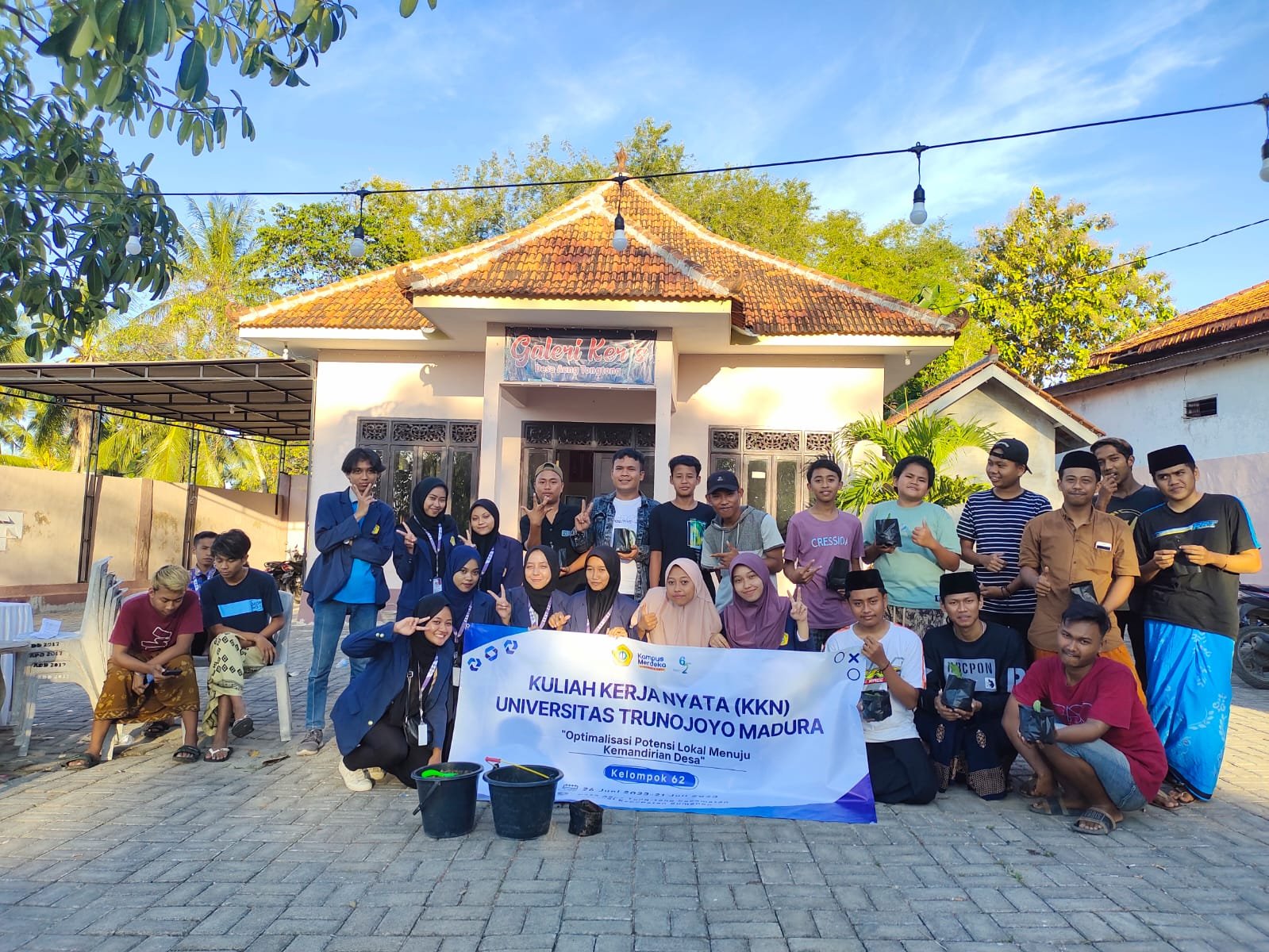 Mahasiswa KKN-T 62 UTM Adakan Pelatihan Pupuk Kompos dari Limbah Keris di Desa Aeng Tong-Tong