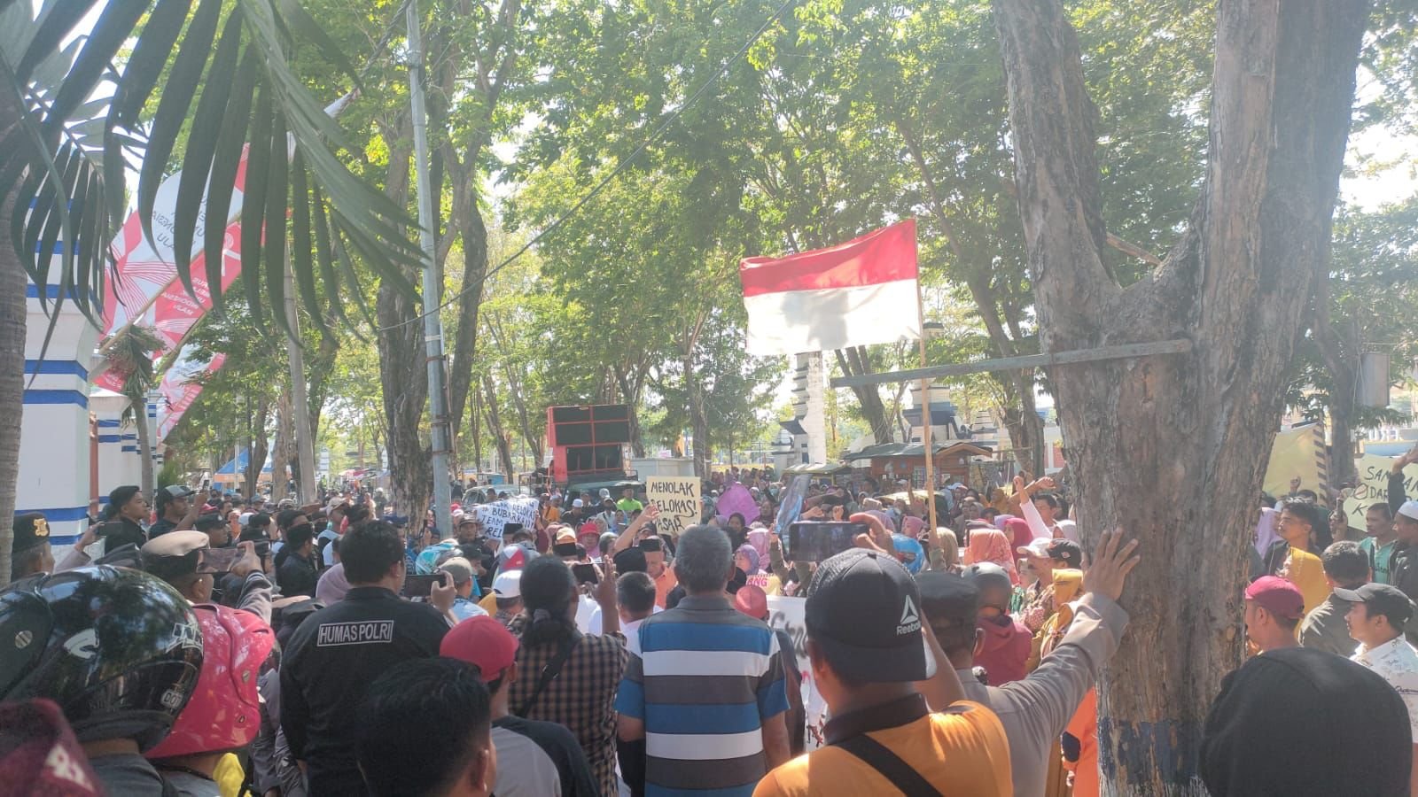 Tak Kunjung Ditemui Bupati, Aksi Demo Relokasi Pedagang Pasar Srimangunan Berlangsung Memanas