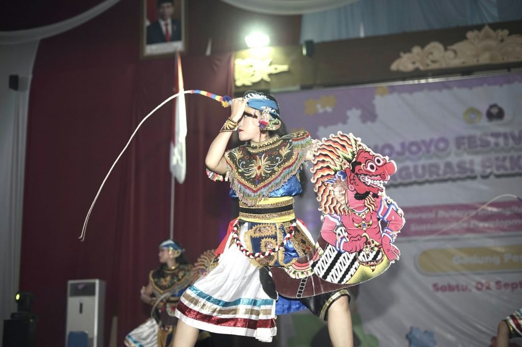 Trunojoyo Festival Nusantara, Program Kolaborasi BEM KM UTM dan Panitia PKKMB Sukses Tarik Perhatian Warga 2 Trunojoyo Festival Nusantara, Program Kolaborasi BEM KM UTM dan Panitia PKKMB Sukses Tarik Perhatian Warga