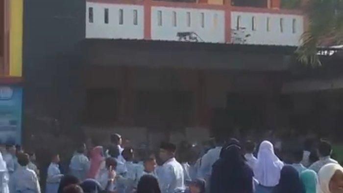 Teror Monyet di SD Negeri Mlajah 2 Bangkalan Membuat Siswa Histeris