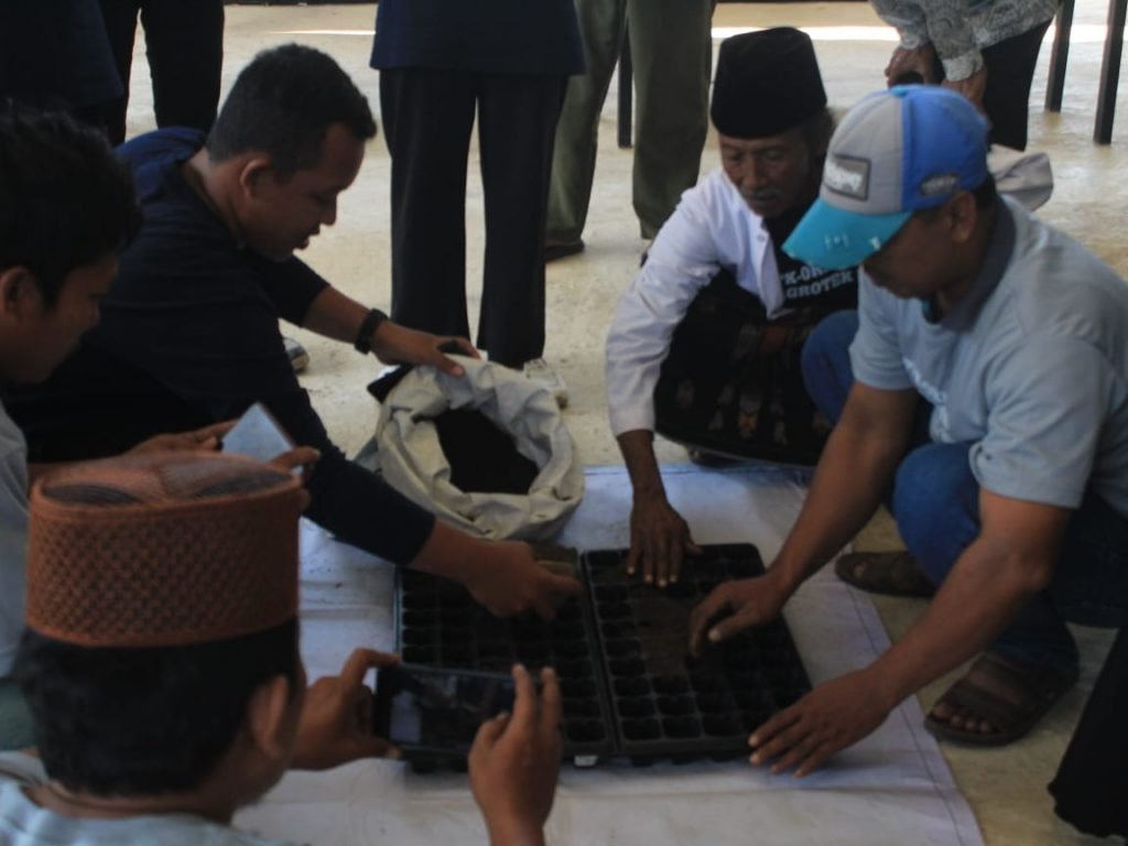 Edukasi Good Agriculture Practice (GAP) Budidaya Cabai Smart Farming Di Desa Dakiring Bangkalan Madura 3 Edukasi Good Agriculture Practice (GAP) Budidaya Cabai Smart Farming Di Desa Dakiring Bangkalan Madura