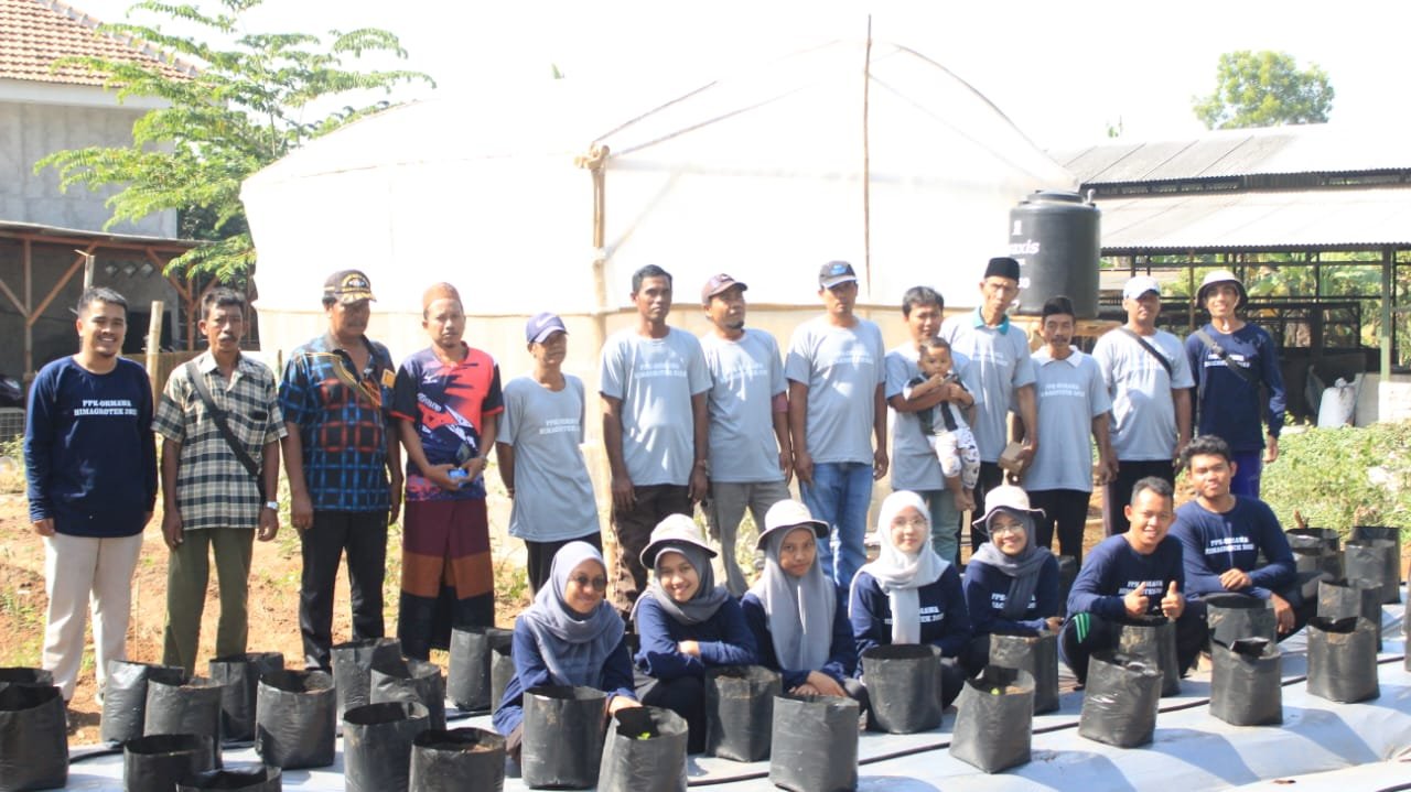 Edukasi Good Agriculture Practice (GAP) Budidaya Cabai Smart Farming Di Desa Dakiring Bangkalan Madura