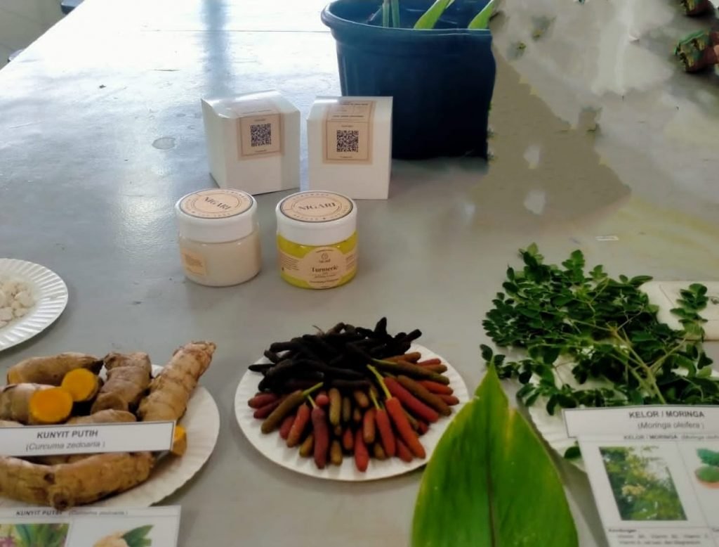 Mahasiswa Pertanian UTM Kenalkan Inovasi Body Scrub dari Limbah Sari Air Laut pada Mahasiswa Asal Ceko 2 Mahasiswa Pertanian UTM Kenalkan Inovasi Body Scrub dari Limbah Sari Air Laut pada Mahasiswa Asal Ceko