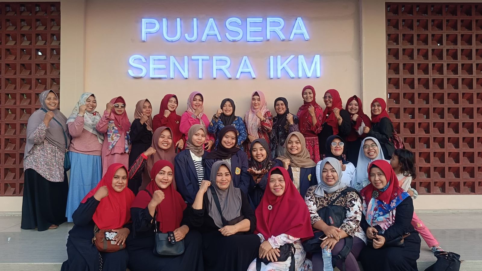 Mahasiswa MBKM KWU UTM Ikut Andil dalam Acara Foto Katalog Pujasera Centra IKM Bangkalan