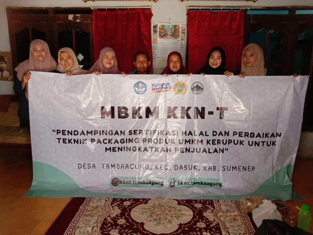 Mahasiswa KKNT UTM Beri Pendampingan Sertifikasi Halal dan Perbaikan Teknik Packaging Produk UMKM Kerupuk Ikan