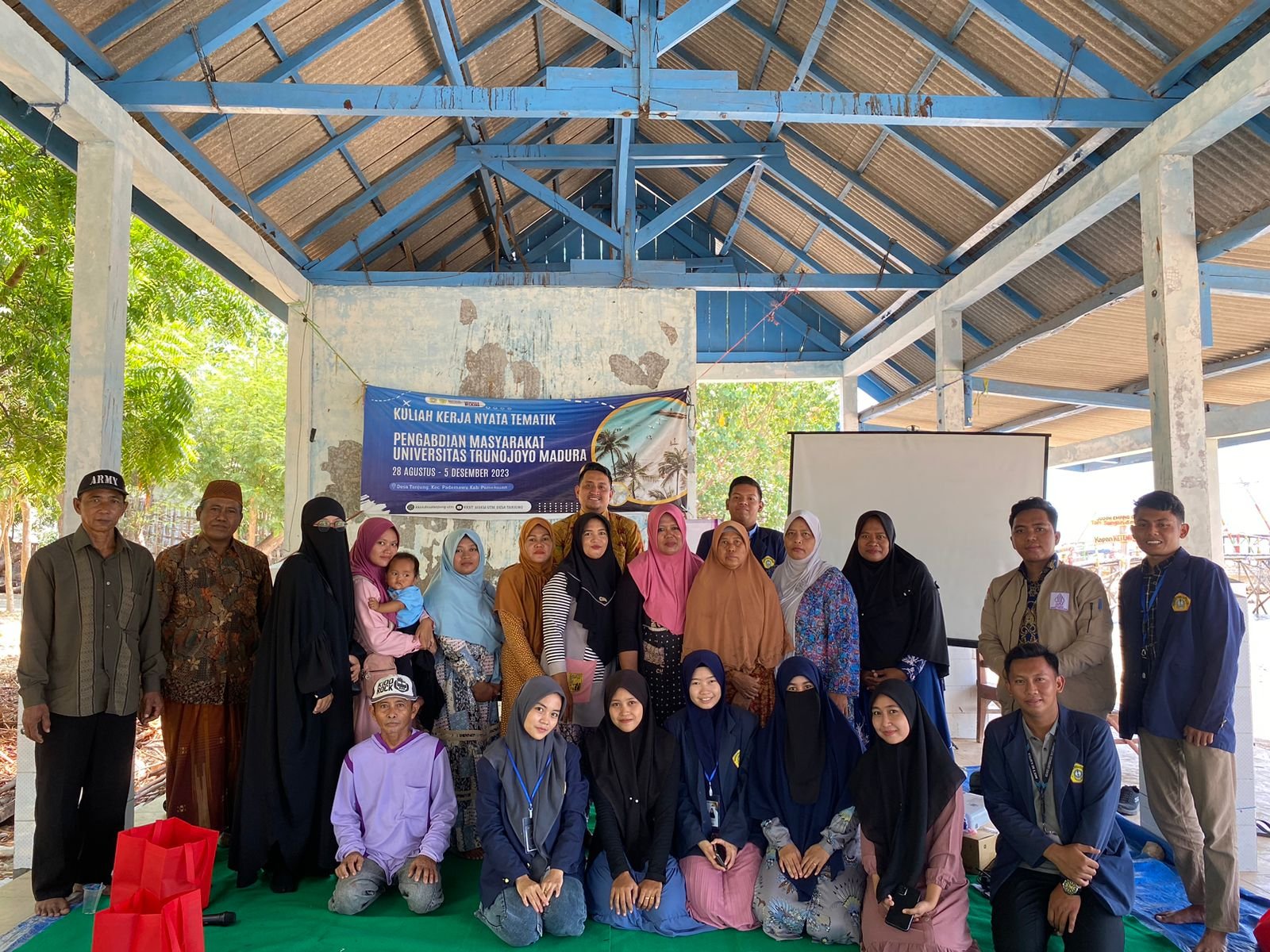 Dukung Percepatan Industri Halal, Mahasiwa KKN-T UTM Beri Pendampingan sertifikasi Halal UMK di Desa Tanjung, Pamekasan