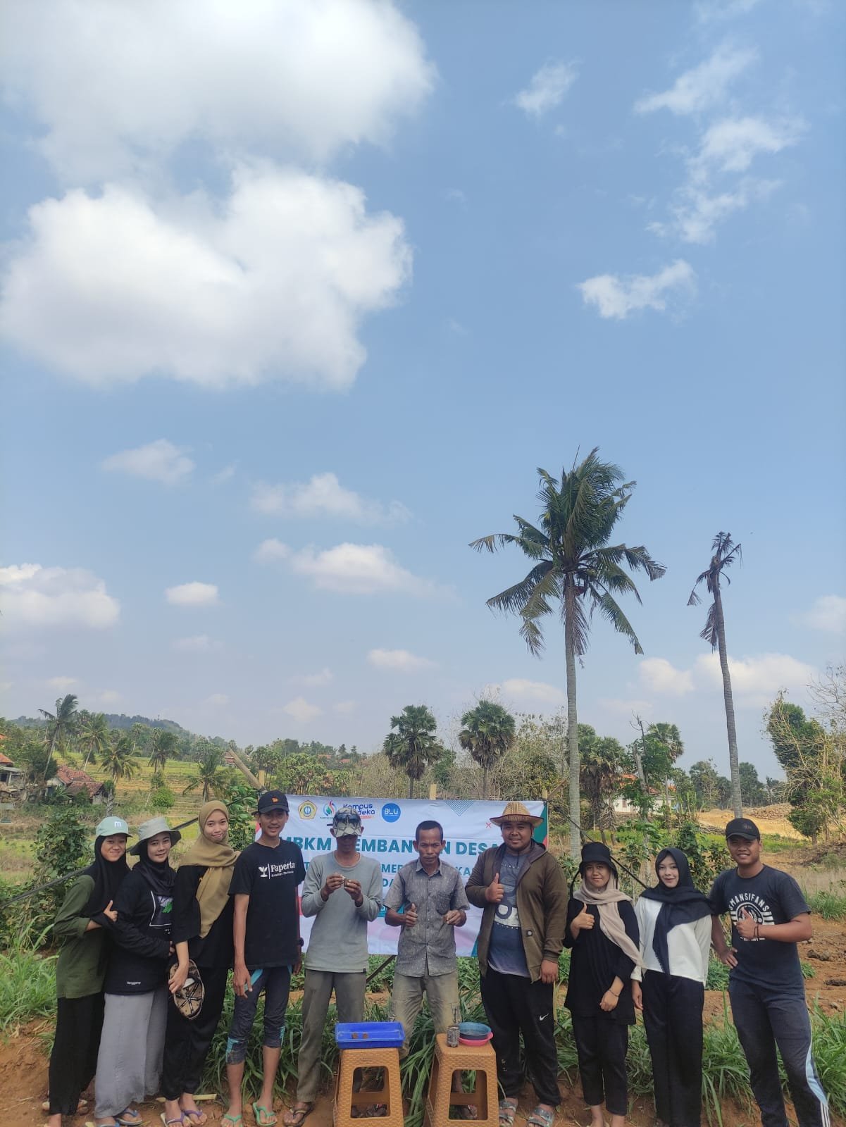 Mahasiswa MBKM UTM Tanam 1000 Bibit Bawang Merah di Desa Sana Tengah 