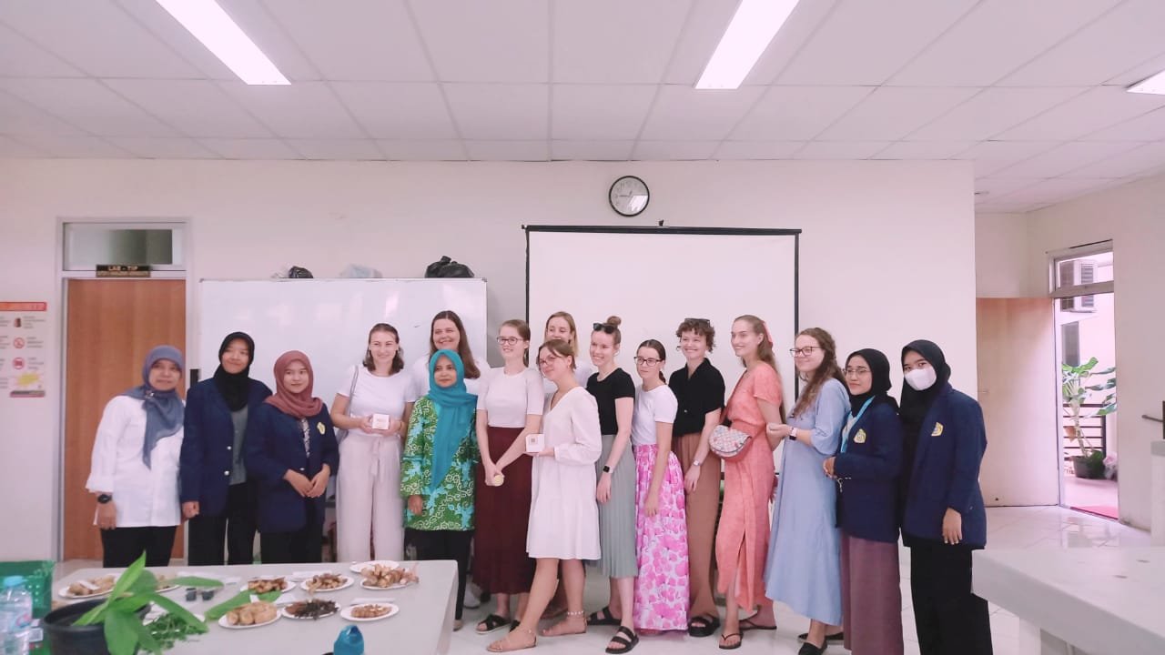 Mahasiswa Pertanian UTM Kenalkan Inovasi Body Scrub dari Limbah Sari Air Laut pada Mahasiswa Asal Ceko