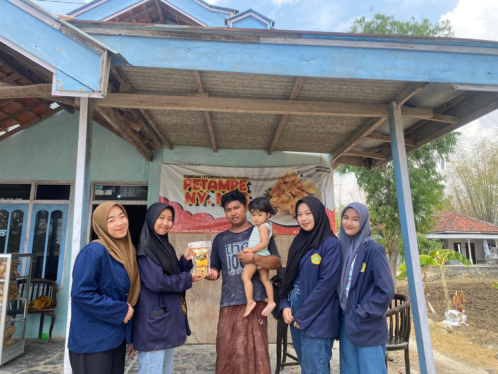 Tingkatkan Branding UMKM, Mahasiswa Abdimas UTM Bantu Desain Foto Produk dan Promosi melalui Media Sosial