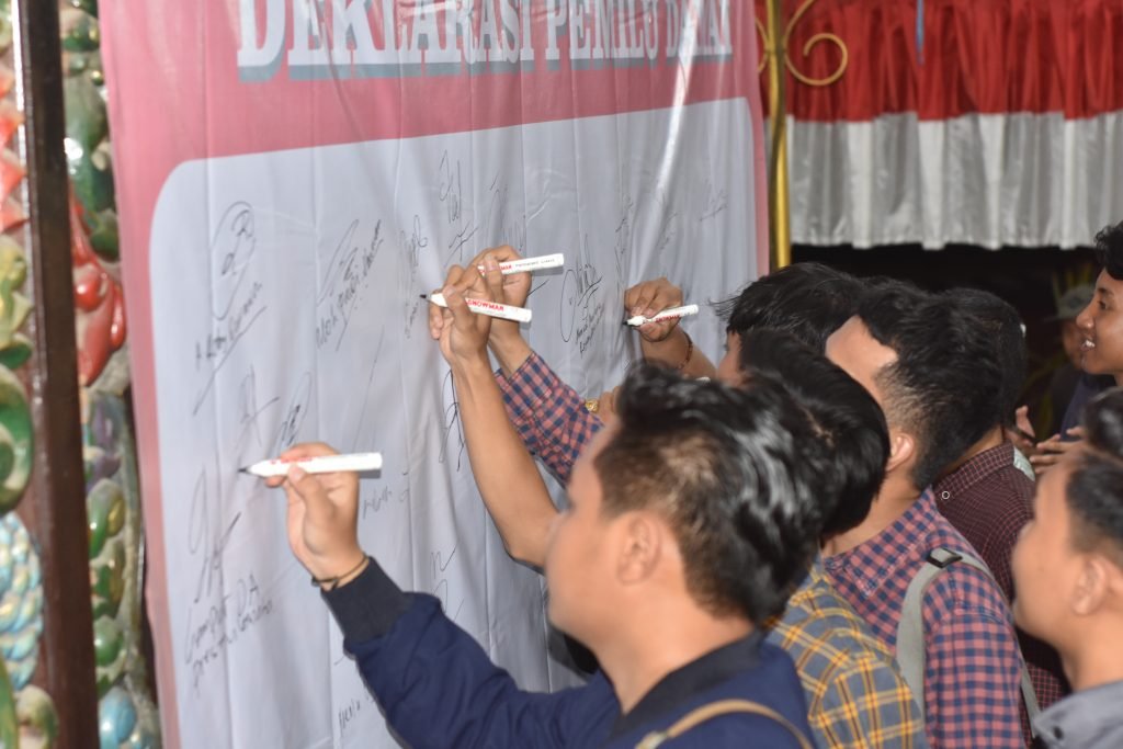 Kolaborasi BEM KM UTM dan BEM SI Jawa Timur Sukseskan Deklarasi Pemilu 2024 Aman dan Damai 3 Kolaborasi BEM KM UTM dan BEM SI Jawa Timur Sukseskan Deklarasi Pemilu 2024 Aman dan Damai