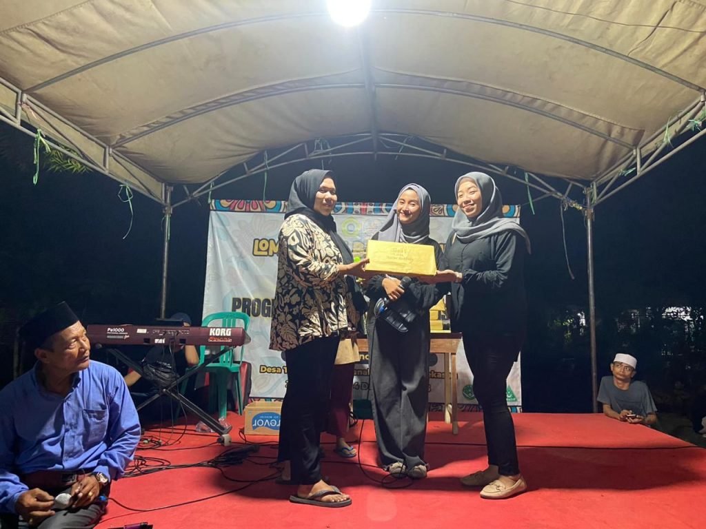 Mahasiswa UTM Gelar Lomba dan Bazar UMKM untuk Membangkitkan Potensi Ekonomi Desa Tlanakan 2 Mahasiswa UTM Gelar Lomba dan Bazar UMKM untuk Membangkitkan Potensi Ekonomi Desa Tlanakan