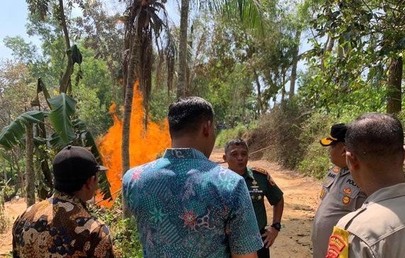 Sumur Bor Milik Warga Asal Pamekasan Keluarkan Api Setinggi 6 Meter