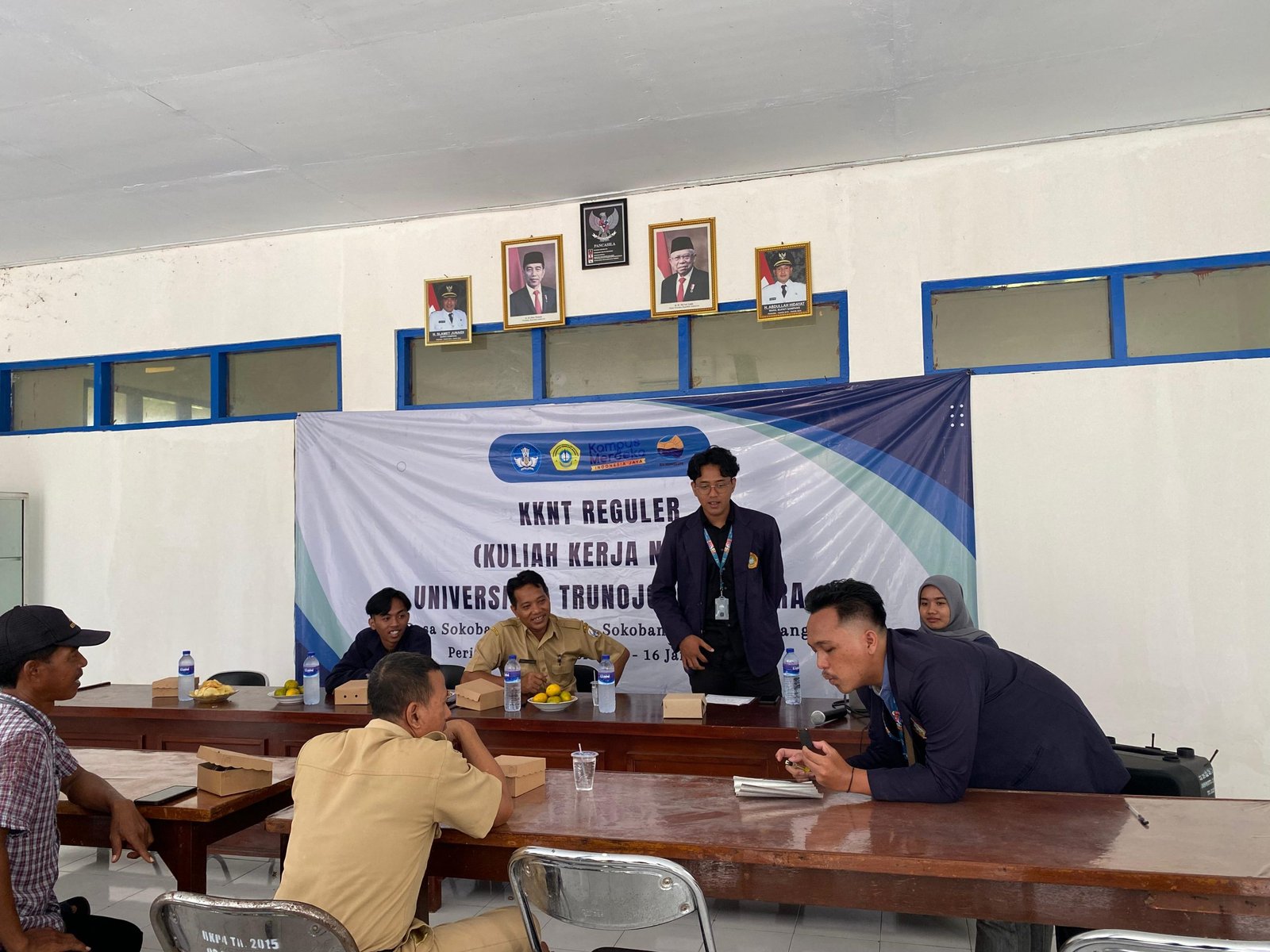 Kreatif! Pengabdian KKN Kelompok 17 UTM Membuat Briket dari Bonggol Jagung