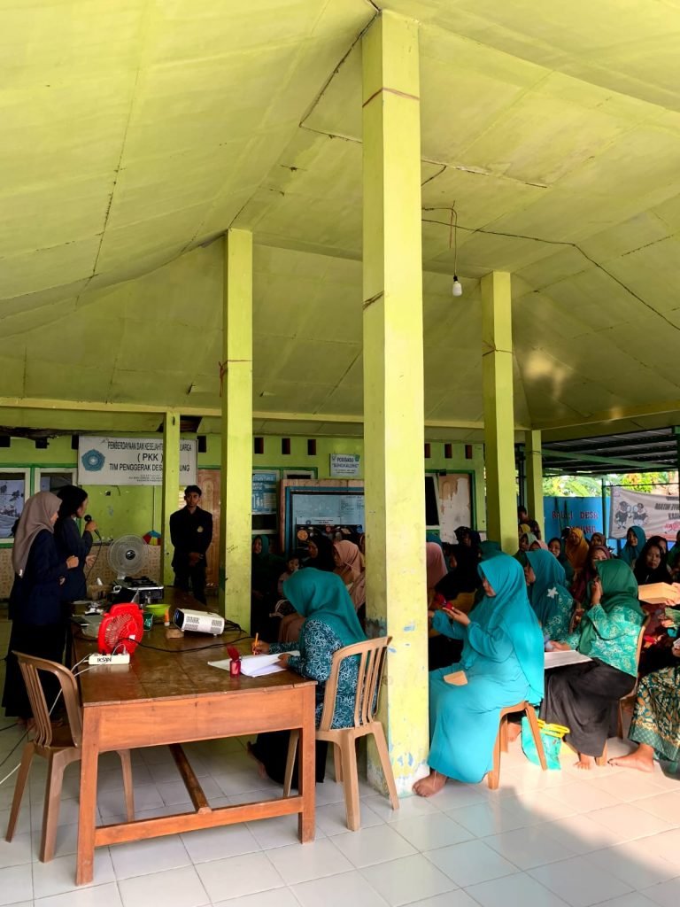 Pemanfaatan Limbah Rumah Tangga: Transformasi Minyak Jelantah Menjadi Lilin Aroma Terapi oleh Mahasiswa Pengabdian Masyarakat UTM Kelompok 40 2 Pemanfaatan Limbah Rumah Tangga: Transformasi Minyak Jelantah Menjadi Lilin Aroma Terapi oleh Mahasiswa Pengabdian Masyarakat UTM Kelompok 40