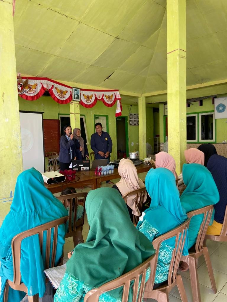 Pemanfaatan Limbah Rumah Tangga: Transformasi Minyak Jelantah Menjadi Lilin Aroma Terapi oleh Mahasiswa Pengabdian Masyarakat UTM Kelompok 40