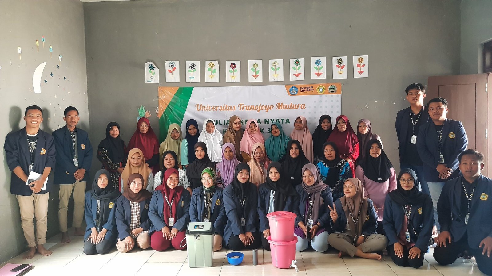 Kreatif ! Mahasiswa KKN Kelompok 35 UTM Membuat 3 Jenis Teknologi Tepat Guna di Desa  Klompang Barat