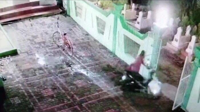 Curanmor di Masjid Sampang Terekam CCTV